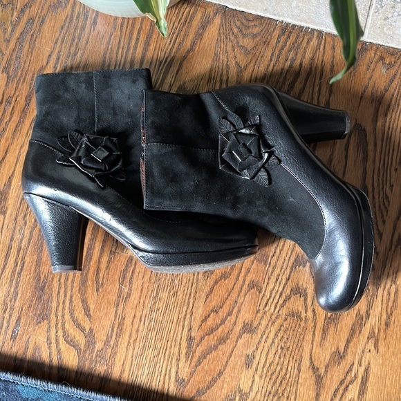 Naya Breeze Black leather floral Zip up Block heel boots - Picture 3 of 9